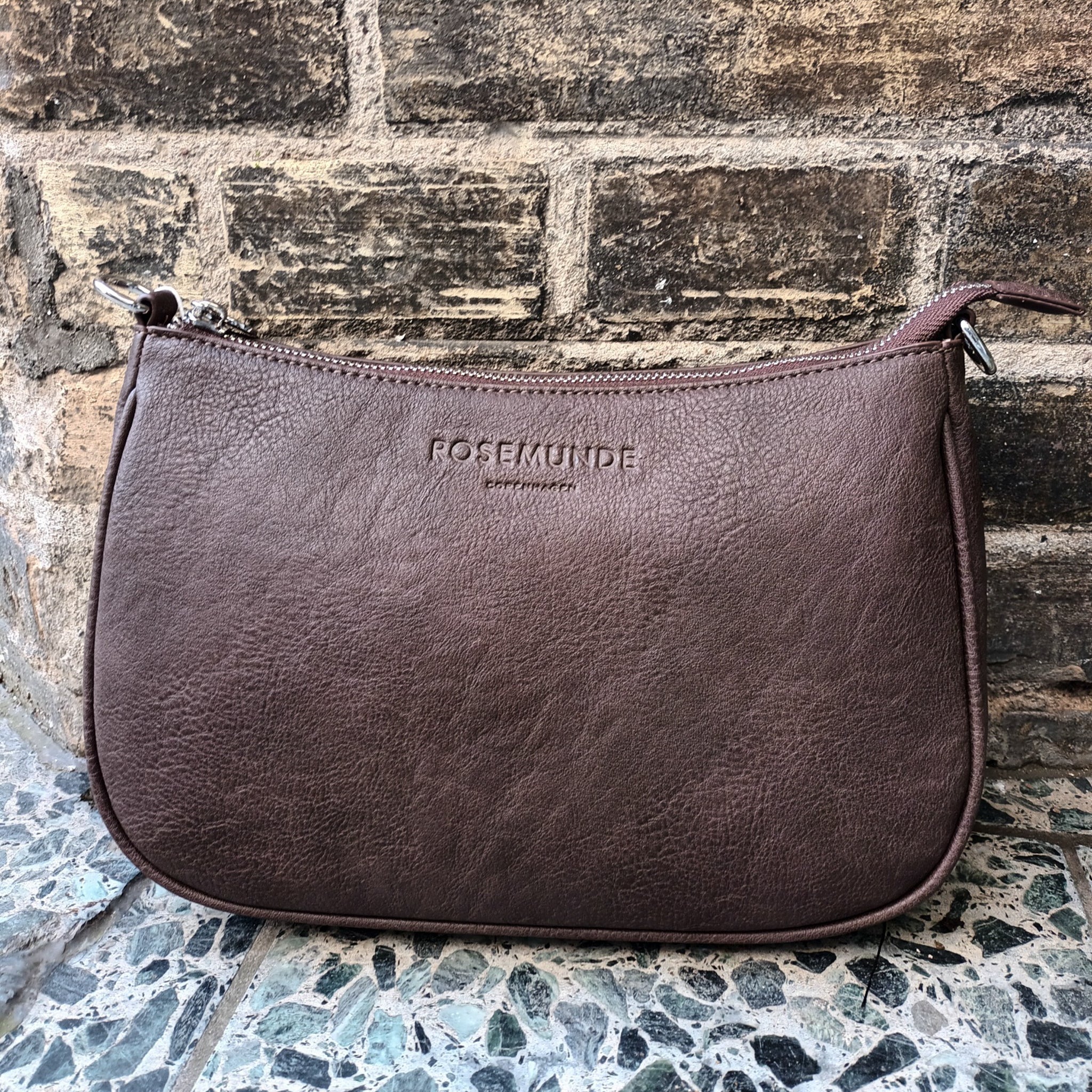 BLACK BROWN 024
BLACK BROWN 024