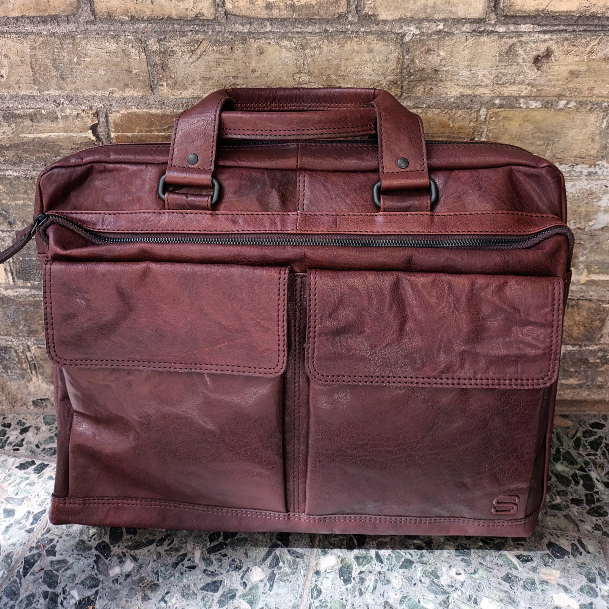 DARK BROWN
DARK BROWN