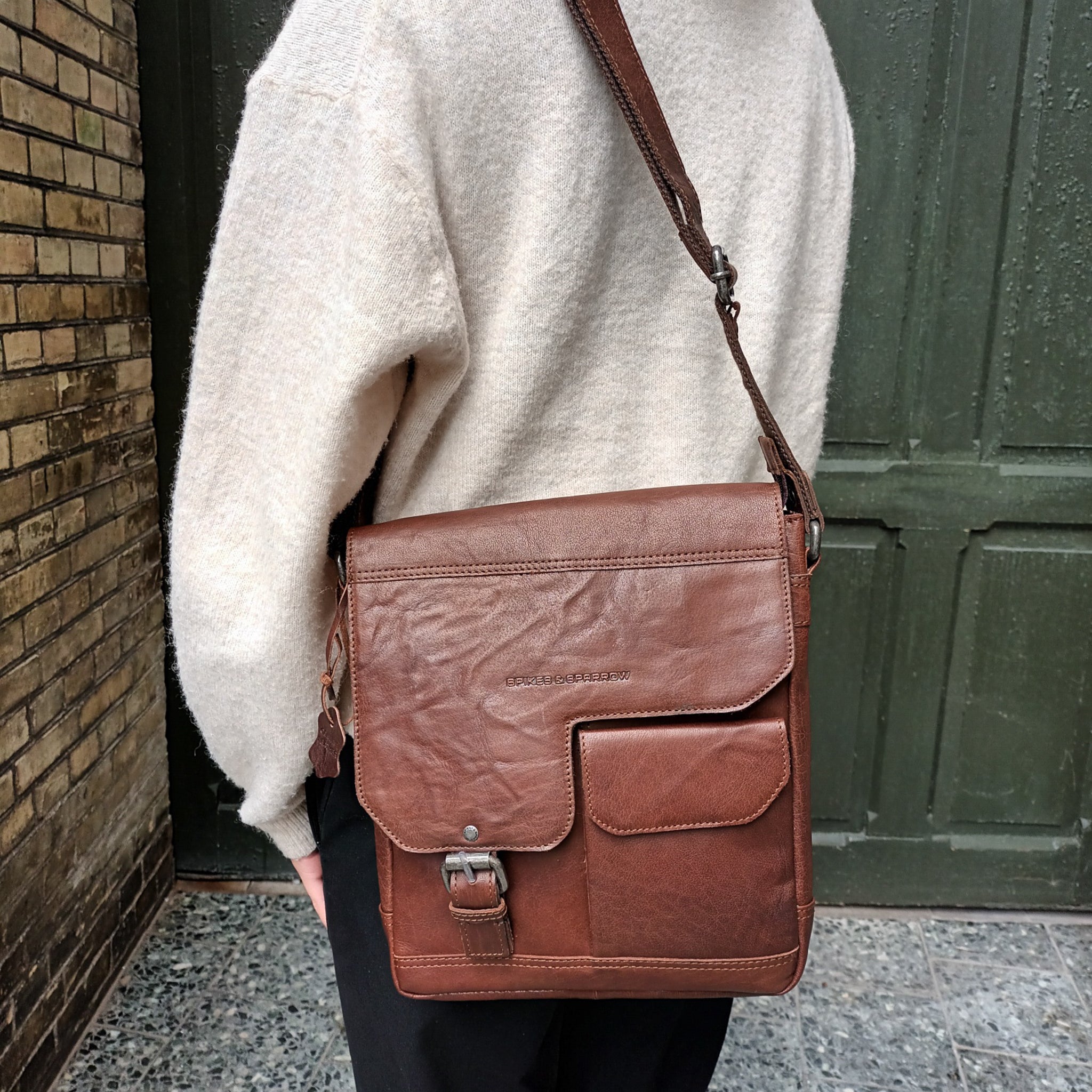 DARK BROWN
DARK BROWN