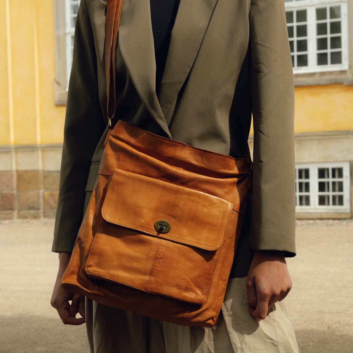 1656 Urban Crossbody